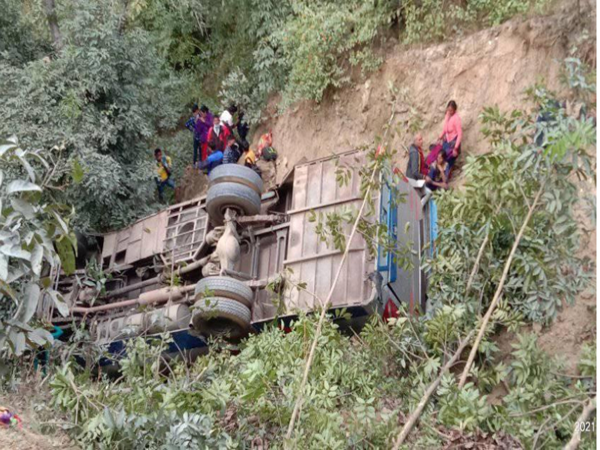 अछाममा बस दुर्घटना, २ जनाको मृत्यु 